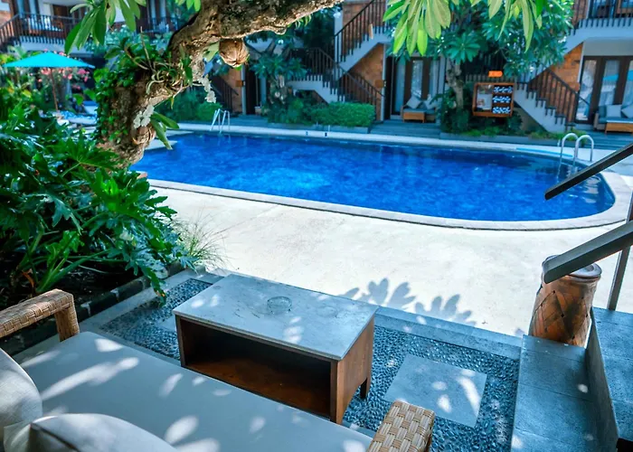 Deluxe  Pool Side Capsule